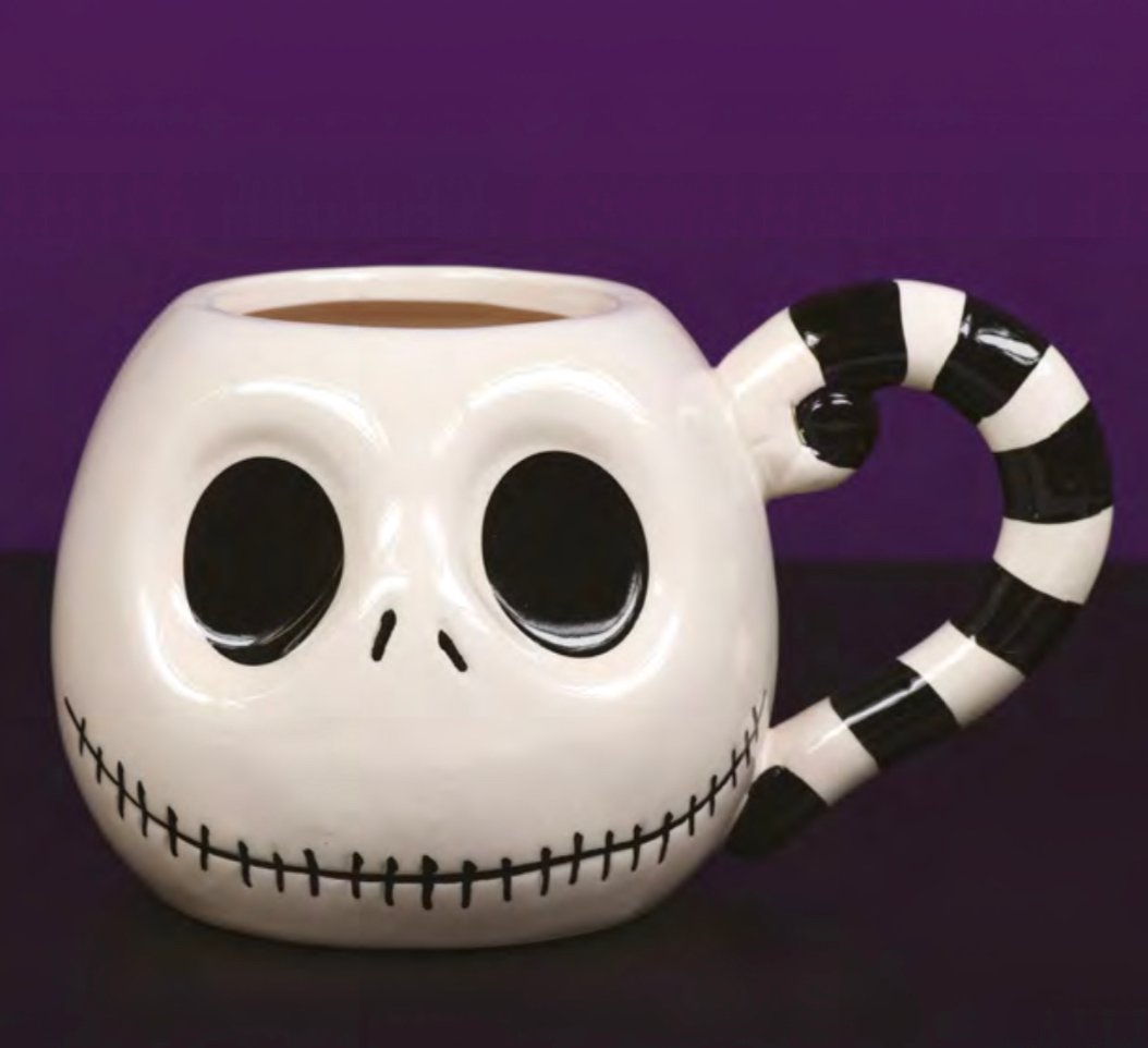 Mug 3D Jack Skellington – L’Étrange Noël de Monsieur Jack – 370 ml – Officiel. Mug en céramique sculpté avec visage emblématique de Jack et poignée rayée noir et blanc. Un must-have pour les fans de Tim Burton et Disney.