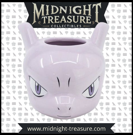 Mug 3D Mewtwo – Pokémon – 385 ml – Céramique dolomite. Un mug sculpté en relief représentant le visage intense de Mewtwo avec ses yeux perçants violets et ses cornes distinctives. Idéal pour les fans de Pokémon et les collectionneurs