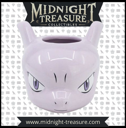 Mug 3D Mewtwo – Pokémon – 385 ml – Céramique dolomite. Un mug sculpté en relief représentant le visage intense de Mewtwo avec ses yeux perçants violets et ses cornes distinctives. Idéal pour les fans de Pokémon et les collectionneurs