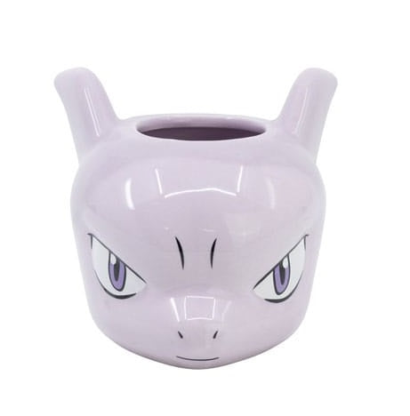 Mug 3D Mewtwo – Pokémon – 385 ml – Céramique dolomite. Un mug sculpté en relief représentant le visage intense de Mewtwo avec ses yeux perçants violets et ses cornes distinctives. Idéal pour les fans de Pokémon et les collectionneurs