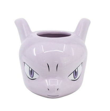 Mug 3D Mewtwo – Pokémon – 385 ml – Céramique dolomite. Un mug sculpté en relief représentant le visage intense de Mewtwo avec ses yeux perçants violets et ses cornes distinctives. Idéal pour les fans de Pokémon et les collectionneurs