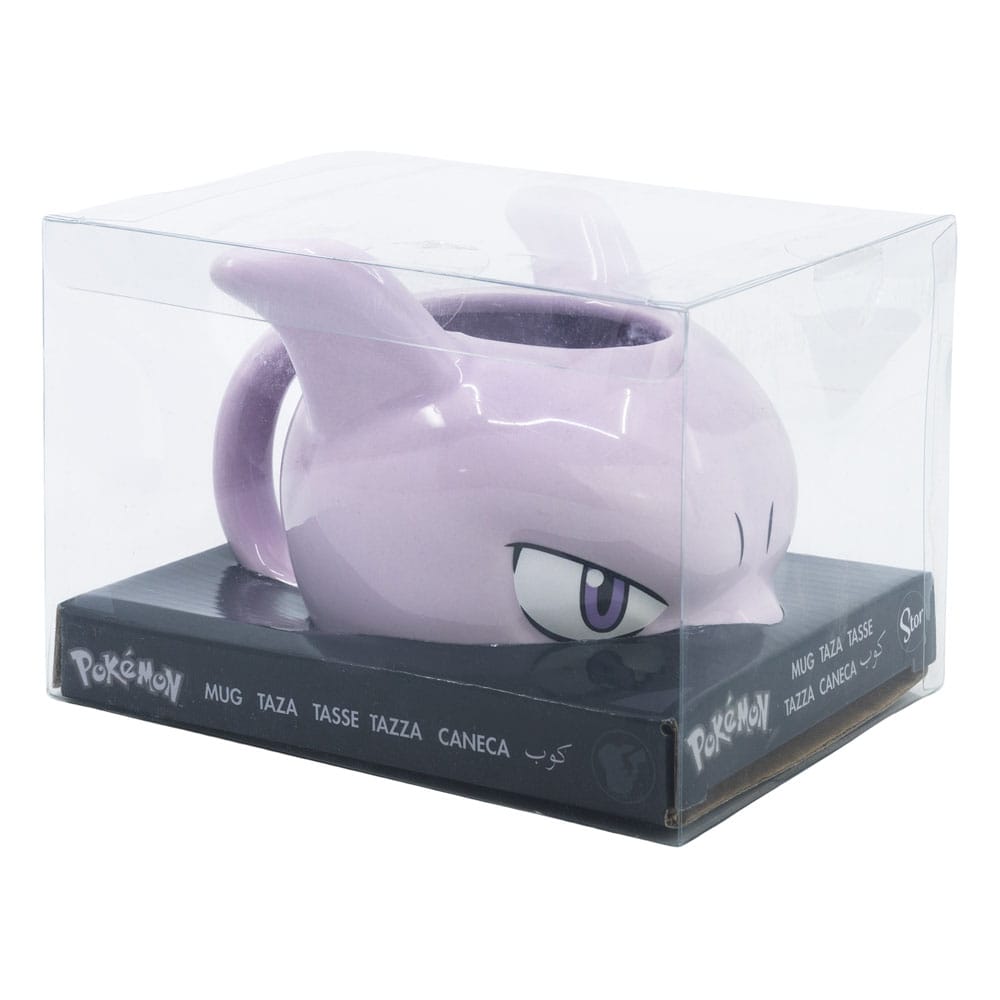 Mug 3D Mewtwo – Pokémon – 385 ml – Céramique dolomite. Un mug sculpté en relief représentant le visage intense de Mewtwo avec ses yeux perçants violets et ses cornes distinctives. Idéal pour les fans de Pokémon et les collectionneurs