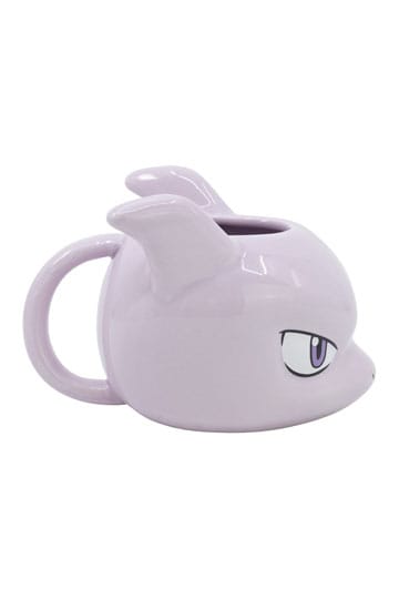 Mug 3D Mewtwo – Pokémon – 385 ml – Céramique dolomite. Un mug sculpté en relief représentant le visage intense de Mewtwo avec ses yeux perçants violets et ses cornes distinctives. Idéal pour les fans de Pokémon et les collectionneurs