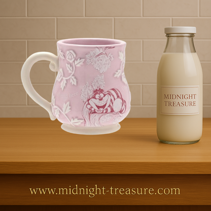 Mug en relief Disney Alice au pays des merveilles 350 ml rose avec motifs floraux et illustration du Chat du Cheshire.