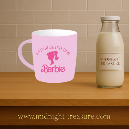 Mug Barbie classique rose 400 ml en céramique avec logo Established 1959 et finition soft touch. Mug sous licence officielle Barbie, idéal pour café, thé ou chocolat chaud.