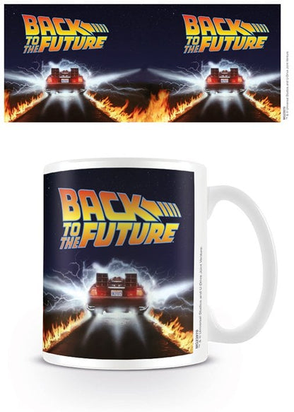 Mug Delorean – Back to the Future – 300 ml – Officiel. Mug en céramique avec décor imprimé haute qualité représentant la Delorean culte. Un must-have pour les fans de science-fiction et de pop culture.