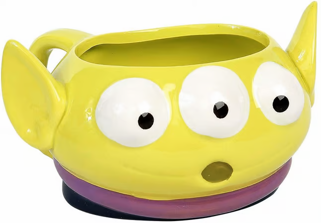 "Mug Disney - Toy Story - Alien (330 ml). Un mug en céramique représentant l’adorable Alien de Pizza Planet. Idéal pour les fans de Toy Story et Pixar. Non compatible lave-vaisselle et micro-ondes.