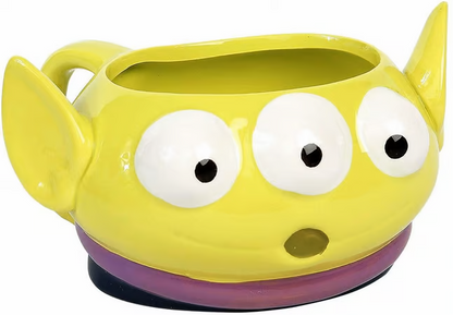 "Mug Disney - Toy Story - Alien (330 ml). Un mug en céramique représentant l’adorable Alien de Pizza Planet. Idéal pour les fans de Toy Story et Pixar. Non compatible lave-vaisselle et micro-ondes.