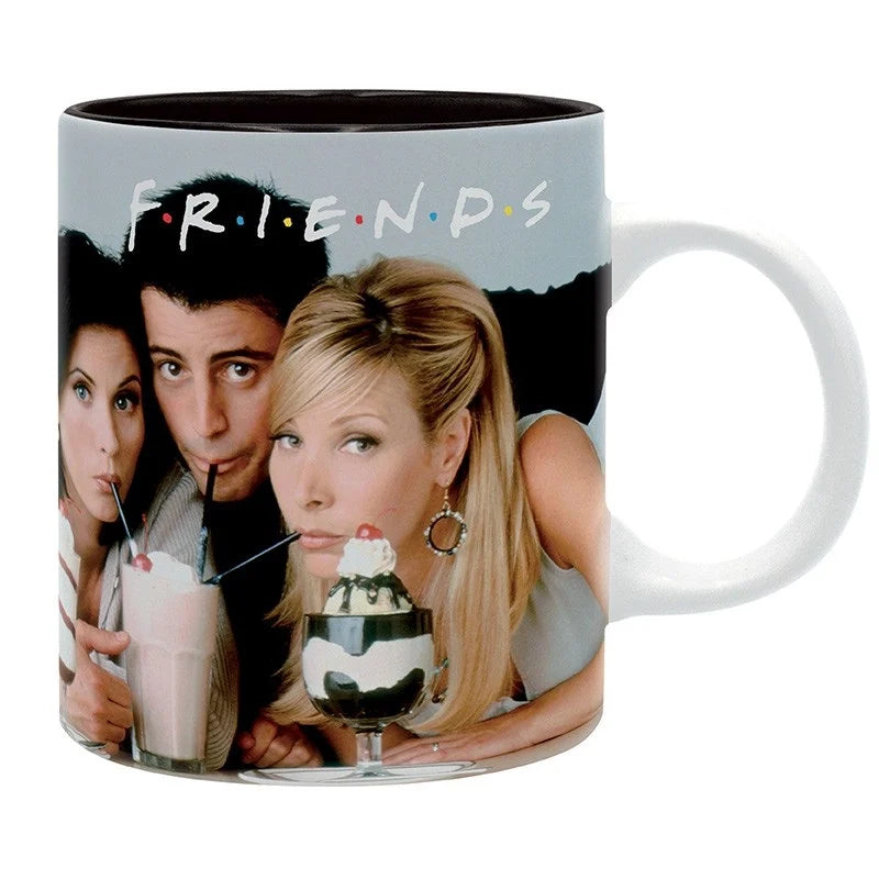 Mug Friends – Milkshake – 320 ml. Visuels des six personnages partageant milkshakes et sundaes, design officiel ABYstyle.