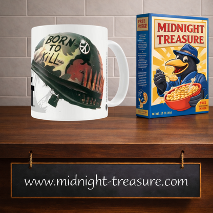 Mug Full Metal Jacket Born to Kill 320 ml en céramique blanche avec casque militaire camouflage, inscription Born to Kill, symbole Peace & Love, cartouches et logo du film.
