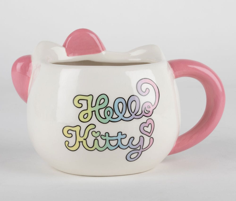 Mug 3D Hello Kitty – Céramique – Sanrio – Kawaii et coloré. Une grande tasse en relief représentant le visage de Hello Kitty avec un grand nœud rose décoré d’étoiles et de cœurs. Son design inclut des pansements colorés et une poignée arrondie rose. Parfait pour les fans de kawaii et de l’univers Sanrio