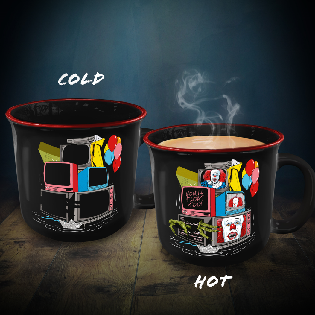 Mug IT – Thermoréactif – 350 ml – Paladone. Mug noir illustré avec écrans et ballons, révélant Pennywise et des détails horrifiques lorsqu’il est chaud. Un mug terrifiant parfait pour les fans du film Ça.