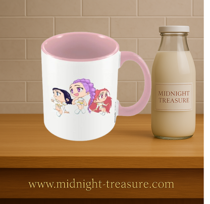 Mug K-POP Demon Hunters – Huntrix Chibi – 325 ml. Mug blanc à intérieur rose décoré des héroïnes Huntrix en version chibi.