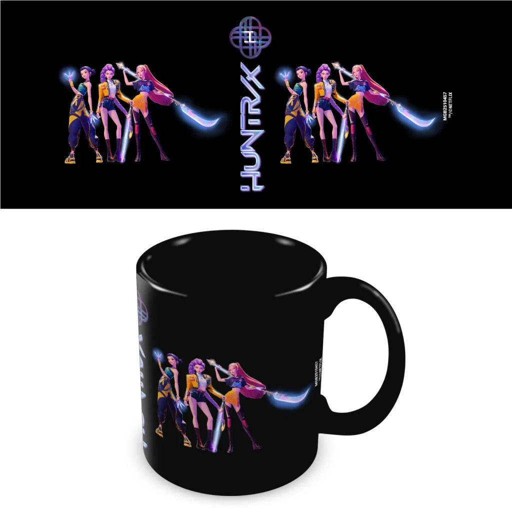 Mug K-POP Demon Hunters – Huntrix – 325 ml. Mug noir en céramique avec visuel du groupe Huntrix, design officiel et contrasté.