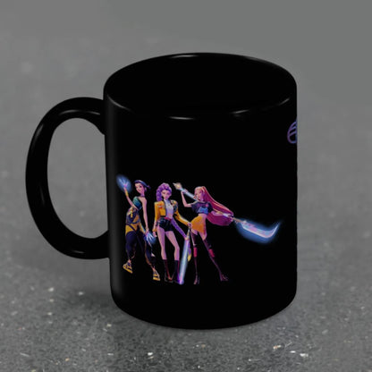Mug K-POP Demon Hunters – Huntrix – 325 ml. Mug noir en céramique avec visuel du groupe Huntrix, design officiel et contrasté.