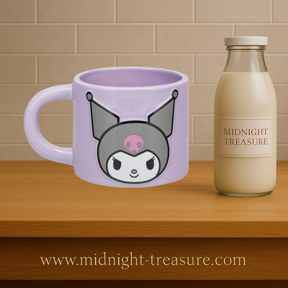 Mug Kuromi – Sanrio – Gravé – 400 ml – Officiel. Mug violet en céramique avec logo Kuromi et son visage espiègle. Un must-have kawaii pour les fans de Sanrio.