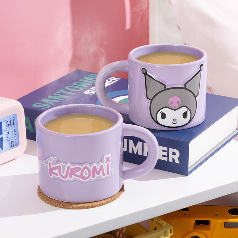 Mug Kuromi – Sanrio – Gravé – 400 ml – Officiel. Mug violet en céramique avec logo Kuromi et son visage espiègle. Un must-have kawaii pour les fans de Sanrio.
