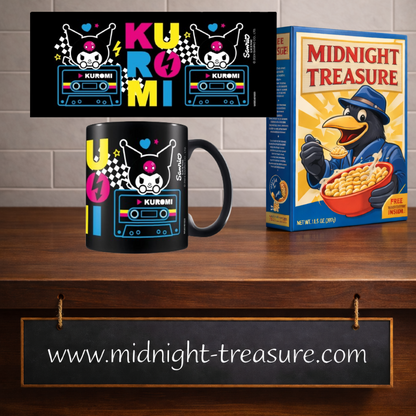 Mug Kuromi Punk Vibes noir 325 ml en céramique avec Kuromi sur une cassette audio, motifs damiers, éclairs, cœurs et design rétro punk multicolore.