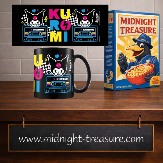 Mug Kuromi Punk Vibes noir 325 ml en céramique avec Kuromi sur une cassette audio, motifs damiers, éclairs, cœurs et design rétro punk multicolore.
