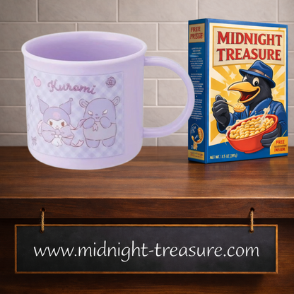 Mug Kuromi Sanrio 200 ml en polypropylène lilas avec illustrations kawaii de Kuromi, gros nœuds, cœurs, roses et motifs pastel sur fond à carreaux.