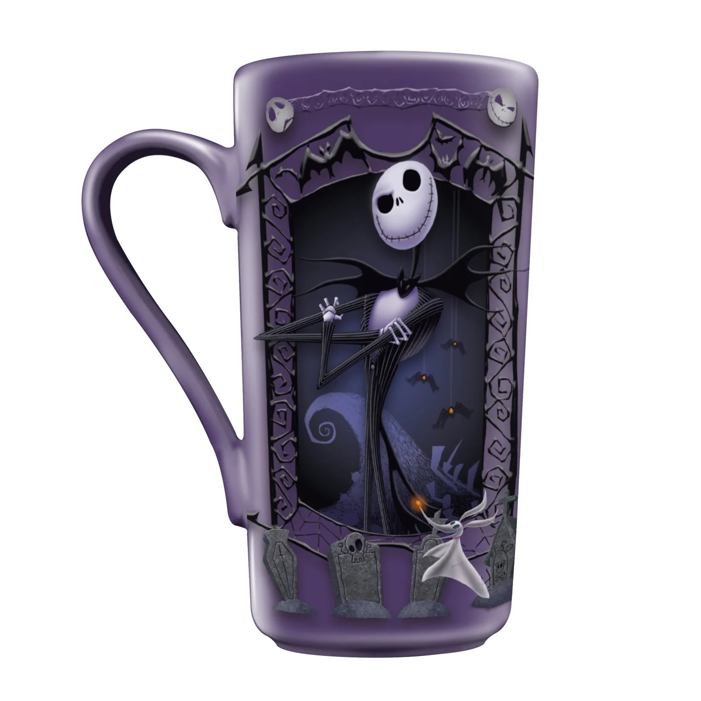 Mug L'Étrange Noël de Monsieur Jack – 470 ml. Mug latte violet décoré de Jack Skellington et de Zéro dans un décor gothique.