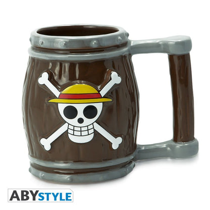Mug One Piece – Tonneau 3D – 350 ml – ABYstyle. Mug sculpté en forme de tonneau pirate avec le Jolly Roger de Luffy en relief. Design immersif inspiré de l’univers One Piece.