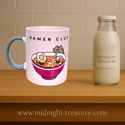 Mug Pusheen Ramen club 300 ml en céramique rose avec anse bleue et illustration du chat Pusheen mangeant un bol de ramen.