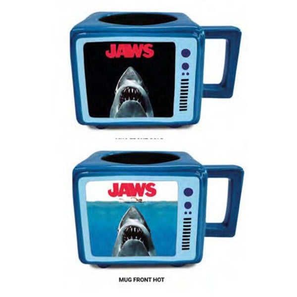 Mug rétro TV thermoréactif – Les Dents de la Mer (Jaws) – 500 ml – Officiel. Mug en céramique en forme de télé rétro, avec effet thermoréactif révélant le requin culte. Un must-have pour les fans de Spielberg et cinéma d’horreur.