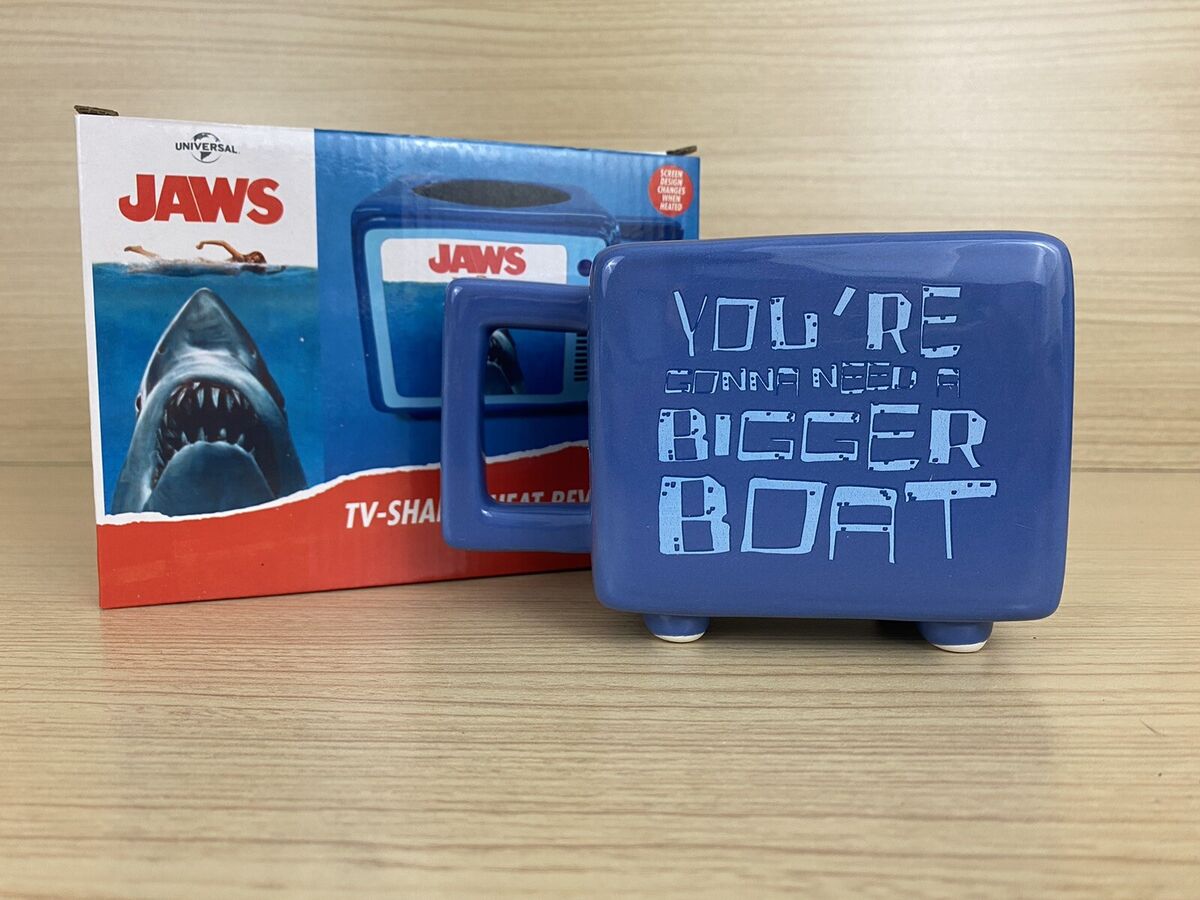 Mug rétro TV thermoréactif – Les Dents de la Mer (Jaws) – 500 ml – Officiel. Mug en céramique en forme de télé rétro, avec effet thermoréactif révélant le requin culte. Un must-have pour les fans de Spielberg et cinéma d’horreur.