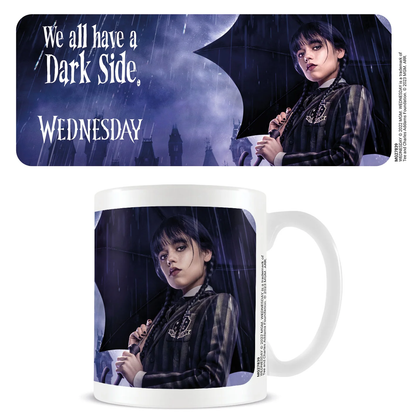 Mug Wednesday – Dark Side – 315 ml – ABYstyle. Mug en céramique blanc décoré de Mercredi Addams sous la pluie avec l’inscription « We all have a Dark Side ».
