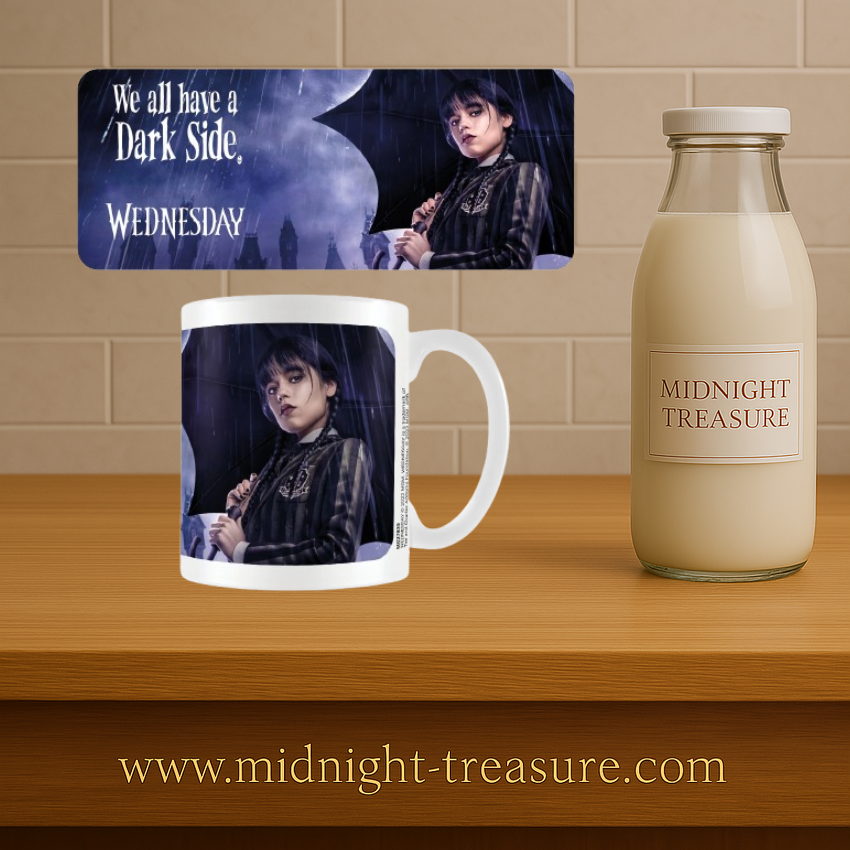 Mug Wednesday – Dark Side – 315 ml – ABYstyle. Mug en céramique blanc décoré de Mercredi Addams sous la pluie avec l’inscription « We all have a Dark Side ».