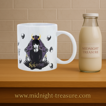Mug Wednesday – Nevermore Academy – 325 ml – Officiel. Mug en céramique décoré d’illustrations gothiques de Wednesday Addams. Un must-have pour les fans de la série Netflix et de l’univers Addams.