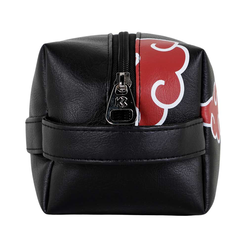 Trousse de toilette Naruto - Akatsuki, format 27 cm x 13 cm x 13 cm, avec motif nuages rouges emblématiques sur fond noir. Un accessoire stylé et pratique pour les fans de Naruto Shippuden