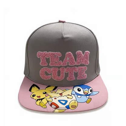 Casquette Pokémon Team Cute - Nintendo. Modèle gris avec broderies épaisses, visière plate et ajustable à l’arrière. Un accessoire incontournable pour les fans de Pokémon.