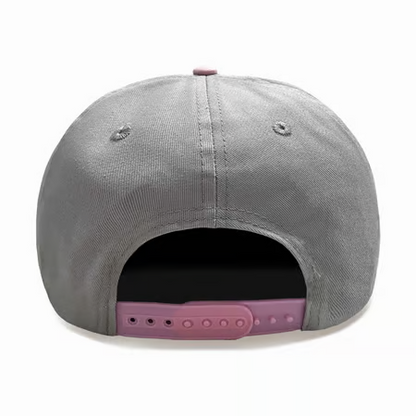 Casquette Pokémon Team Cute - Nintendo. Modèle gris avec broderies épaisses, visière plate et ajustable à l’arrière. Un accessoire incontournable pour les fans de Pokémon.