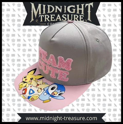 Casquette Pokémon Team Cute - Nintendo. Modèle gris avec broderies épaisses, visière plate et ajustable à l’arrière. Un accessoire incontournable pour les fans de Pokémon.