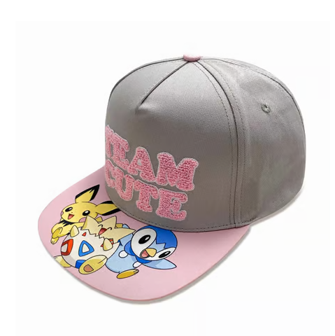 Casquette Pokémon Team Cute - Nintendo. Modèle gris avec broderies épaisses, visière plate et ajustable à l’arrière. Un accessoire incontournable pour les fans de Pokémon.