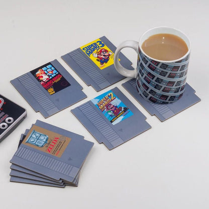 Sous-verres Nintendo NES – Lot de 8 cartouches classiques. Dessins des jeux cultes Zelda, Mario, Donkey Kong, Metroid. Accessoire rétro-gaming officiel Nintendo.