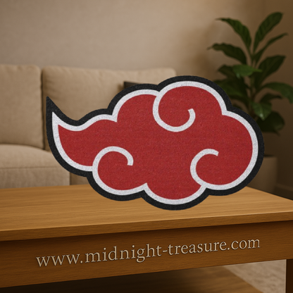 Paillasson Naruto Shippuden – Akatsuki – motif nuage rouge. Fabriqué en fibre de coco avec base antidérapante en PVC. Accessoire geek idéal pour décorer sa maison.