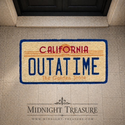 Paillasson Retour vers le Futur – OUTATIME, dimensions 60 x 30 cm, en fibres de coco avec base PVC antidérapante. Inspiré de la plaque culte de la DeLorean.