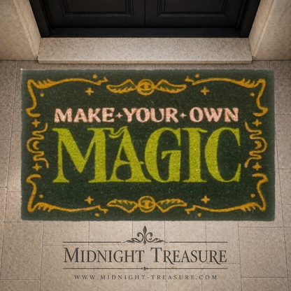 Paillasson Wicked Make Your Own Magic en fibre de coco avec base antidérapante PVC, produit officiel au design magique vert et doré.