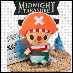 "Peluche One Piece – Tony Tony Chopper – Édition Déguisement Buggy le Clown. Chopper dans un costume adorable inspiré de Buggy le Clown, avec des détails colorés et une expression joyeuse. Un ajout amusant pour toute collection One Piece !"

