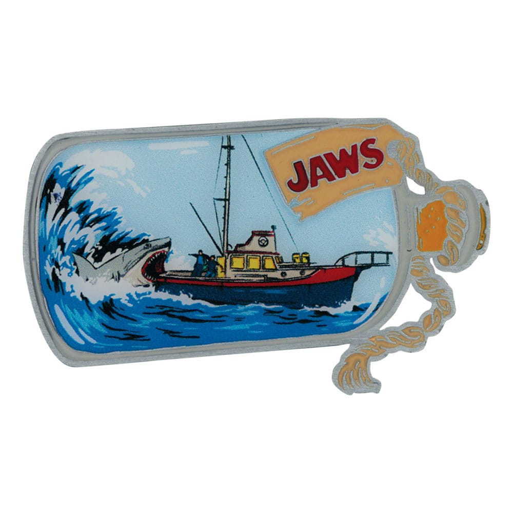 Pin's Les Dents de la Mer – Jaws 50th Anniversary – Ship in Bottle – Édition Limitée – Fanattik. Représente le bateau Orca attaqué par le requin blanc, dans un design "bateau dans une bouteille". Un pin’s collector parfait pour les fans de Spielberg.