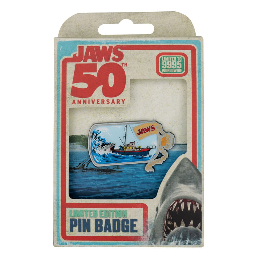 Pin's Les Dents de la Mer – Jaws 50th Anniversary – Ship in Bottle – Édition Limitée – Fanattik. Représente le bateau Orca attaqué par le requin blanc, dans un design "bateau dans une bouteille". Un pin’s collector parfait pour les fans de Spielberg.