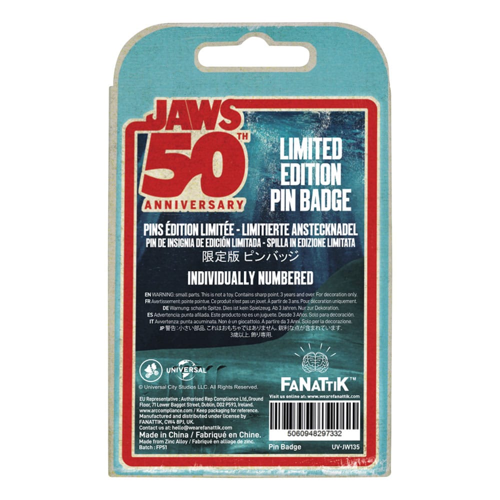 Pin's Les Dents de la Mer – Jaws 50th Anniversary – Ship in Bottle – Édition Limitée – Fanattik. Représente le bateau Orca attaqué par le requin blanc, dans un design "bateau dans une bouteille". Un pin’s collector parfait pour les fans de Spielberg.