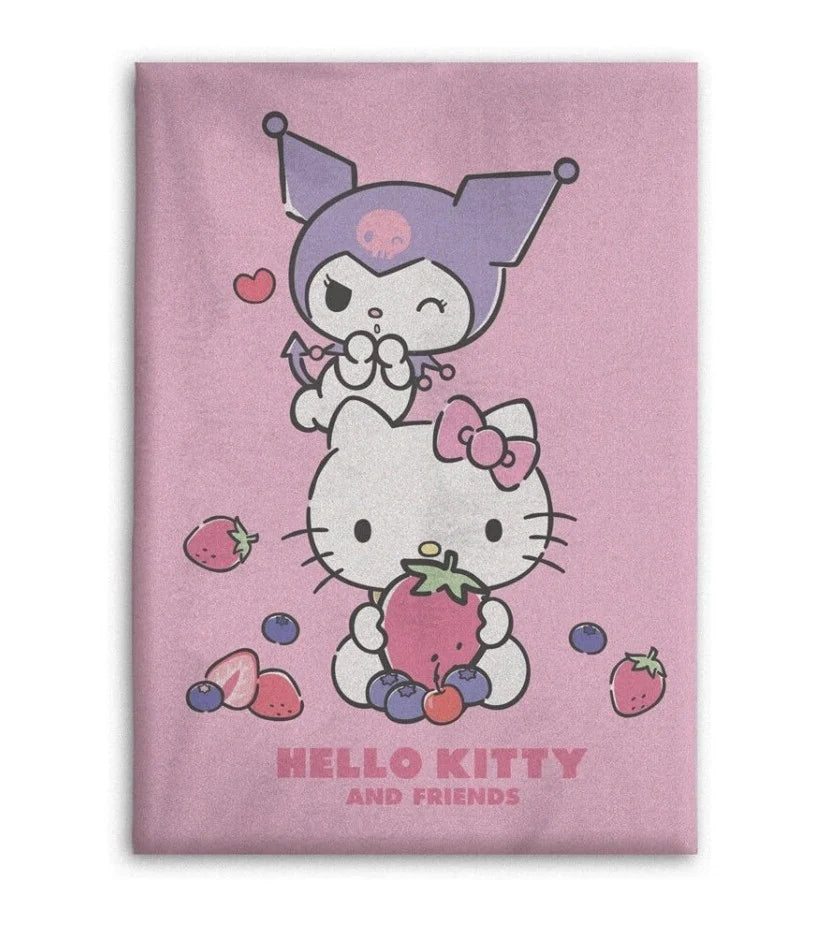 Plaid en polaire Hello Kitty & Friends – 100 x 140 cm. Illustration de Hello Kitty et Kuromi sur fond rose avec fruits, matière douce idéale pour cocooning et décoration.