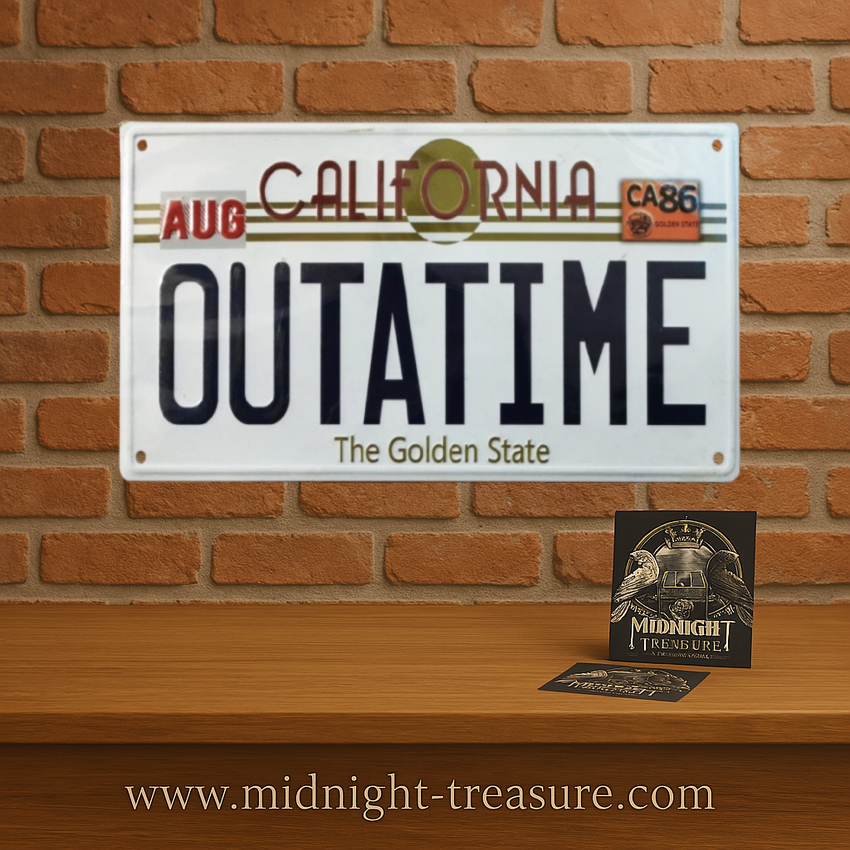 Plaque Retour vers le Futur – OUTATIME – Réplique officielle de la DeLorean. Plaque métallique décorative inspirée de la trilogie culte, parfaite pour les fans de science-fiction et de pop culture.