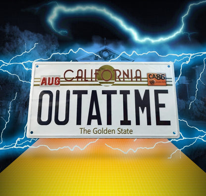 Plaque Retour vers le Futur – OUTATIME – Réplique officielle de la DeLorean. Plaque métallique décorative inspirée de la trilogie culte, parfaite pour les fans de science-fiction et de pop culture.
