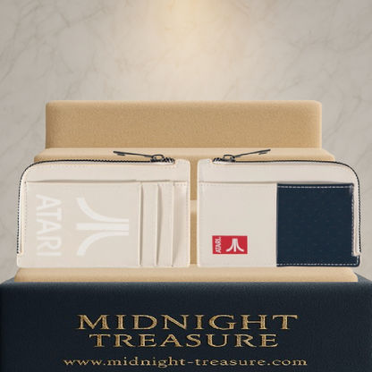 Porte-cartes Atari Vardity officiel. Portefeuille zippé blanc cassé et bleu marine avec logo Atari en relief, format compact et sécurisé pour cartes.