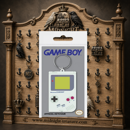 Porte-clés officiel Nintendo Game Boy en caoutchouc souple. Reproduction miniature de la célèbre console portable Nintendo avec ses détails emblématiques. Un accessoire rétro-gaming parfait pour les fans de jeux vidéo et les collectionneurs Nintendo.